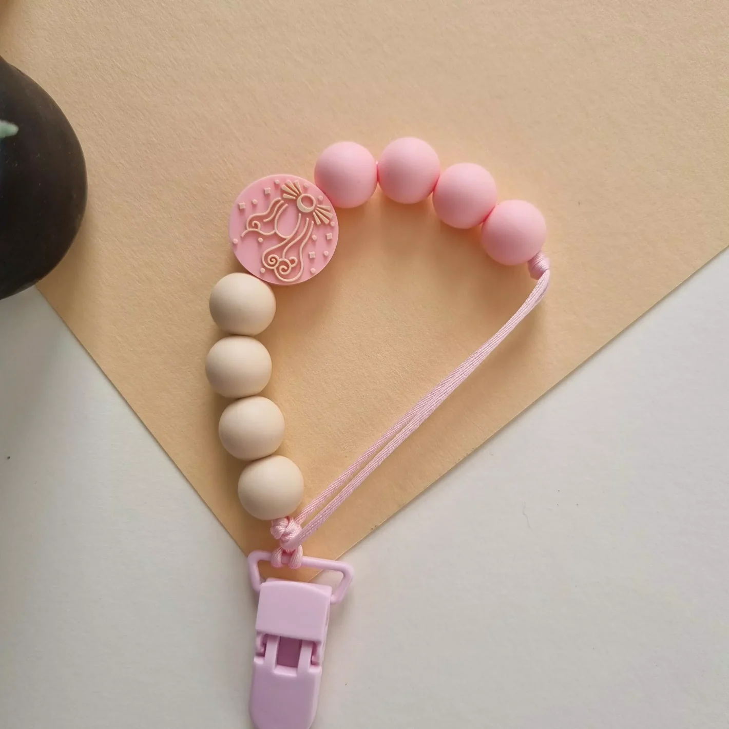 AnyConv.com__20241010_093920 Силіконовий тримач для пустушки Standart «Зодіак» (Rose quartz) : -