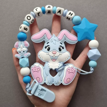 Іменний силіконовий гризунець «Кролик» (Baby blue) : Дизайн тримача Baby blue Кролика - Блакитний | Білий | Baby blue
